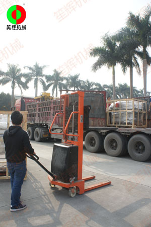 客戶(hù)訂購(gòu)的兩套渦流洗菜機(jī)裝車(chē)出貨
