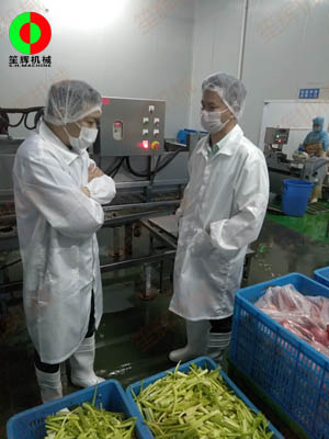 回訪考察客戶(hù)定制的蔬果加工生產(chǎn)線使用情況,研討客戶(hù)另一加工中心設(shè)備定制事誼