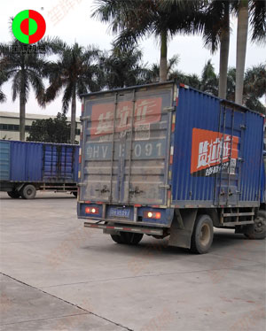 貨物已堆放到停車棚，三臺(tái)貨車扎堆裝車！