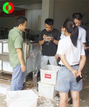 知名企業(yè)客戶考察公司現(xiàn)場,并測試大蒜加工生產(chǎn)設(shè)備！