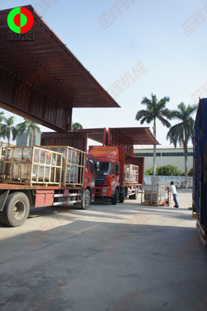 天氣晴好,三輛貨車(chē)靜待裝車(chē)出貨！