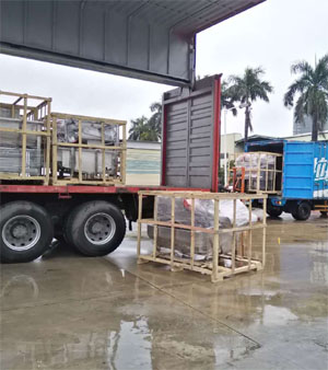 停雨間隙，抓緊時(shí)間兩車同時(shí)裝車發(fā)貨！
