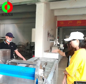 客戶親臨我司考察，測試蔬果切割清洗等設(shè)備！