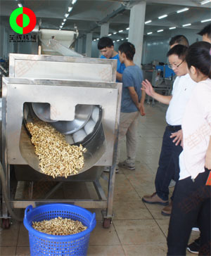 客戶到公司現(xiàn)場考察,并測試果蔬清洗機(jī)對花生的清洗效果！