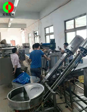 客戶現(xiàn)場測試排骨切丁、清洗、連續(xù)式脫水系統(tǒng)生產(chǎn)線！