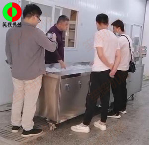 蔬菜清洗設備送達客戶現(xiàn)場,并考察其后續(xù)改造項目設備需求！
