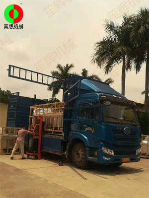 客戶訂購(gòu)的多臺(tái)氣泡洗菜機(jī)裝車發(fā)貨，按期交付！