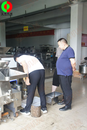 廣西客戶親臨我司考察并測試磨骨機(jī)等一批水產(chǎn)肉類加工機(jī)械！