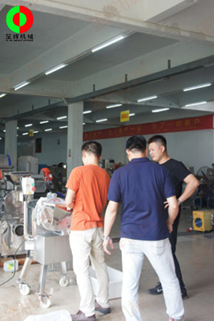 瓜果三維切丁機(jī)測(cè)試效果滿意，客戶付款購(gòu)買隨車運(yùn)走！
