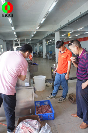 佛山某肉食品加工配送中心客戶一行人親臨我司測(cè)試訂購(gòu)洗排骨機(jī)等設(shè)備！