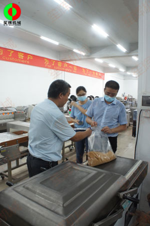 東莞客戶一行考察我司生產(chǎn)工廠，測試購買真空包裝機！