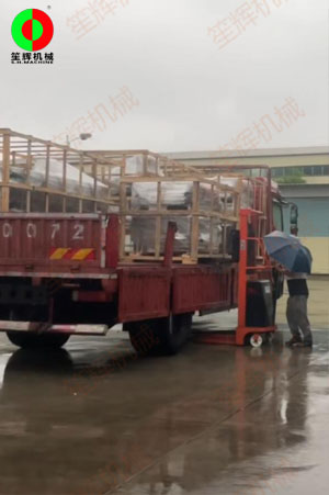 廣東近日雨雨雨,也要將客戶的設(shè)備準(zhǔn)時(shí)裝車(chē)發(fā)貨！